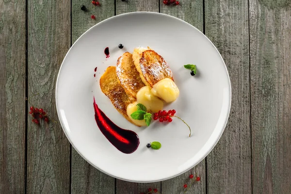 Torradas Deliciosas Com Geléia Frutas Creme Prato Café Manhã Europeu — Fotografia de Stock