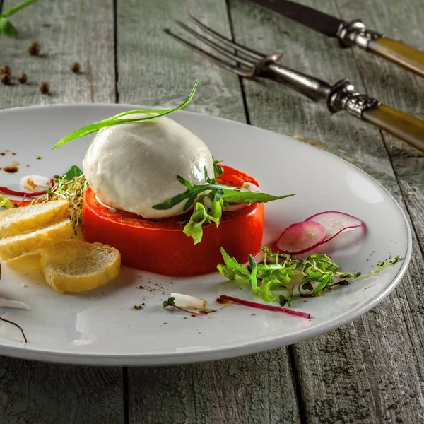 Salată Italiană Clasică Caprese Farfurie Rotundă Albă Mâncare Sănătoasă Delicioasă — Fotografie, imagine de stoc