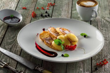 Avrupa Restoran kahvaltı tost, meyve reçel, muhallebi ve meyve ile. Lezzetli sağlıklı gıda.