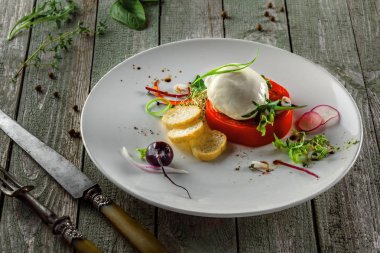 Taze mozzarella, domates ve otlar bir tabloda Caprese salatası yaptı. Bir plaka üzerinde İtalyan sağlıklı gıda.
