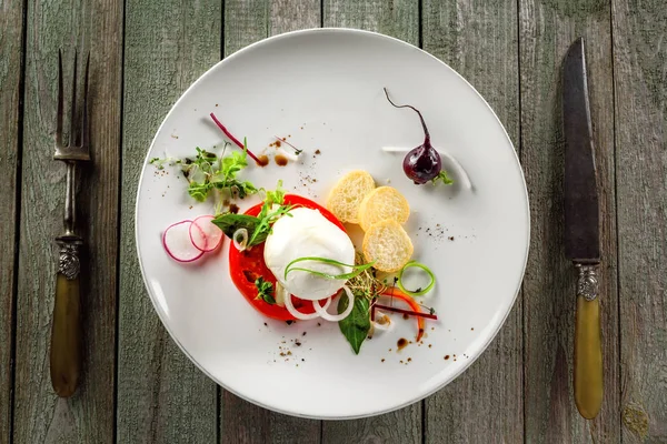 Salată Italiană Clasică Caprese Farfurie Rotundă Albă Masa Delicioasă Sănătoasă — Fotografie, imagine de stoc