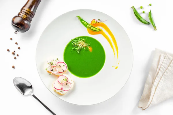 Здоровый Гороховый Сливочный Суп Тарелке Супом Вкусные Блюда Европейской Кухни — стоковое фото