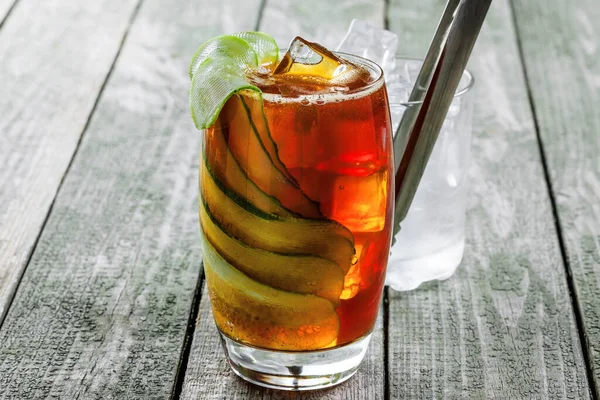 Deliciosa Bebida Alcohólica Con Pepino Cola Brandy Una Mesa Madera — Foto de Stock