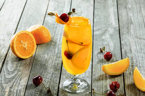 一杯由果汁 樱桃和酒精制成的水果鸡尾酒饮料 放在木制桌子上 特写镜头 — 图库照片