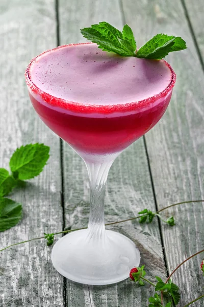 Klasyczny Mrożony Napój Alkoholowy Lodem Maliną Miętą Martini Wódką Szklance — Zdjęcie stockowe