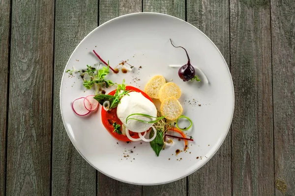 Klasyczne Dania Kuchni Włoskiej Posiłek Mozzarellą Pomidorów Ziół Stole Sałatka — Zdjęcie stockowe