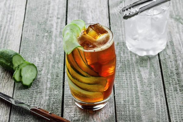 Deliciosa Bebida Alcohólica Con Pepino Cola Brandy Una Mesa Madera — Foto de Stock