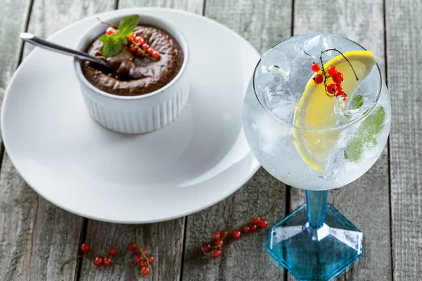 Copa Cóctel Gin Tonic Con Mousse Chocolate Dulce Una Mesa —  Fotos de Stock