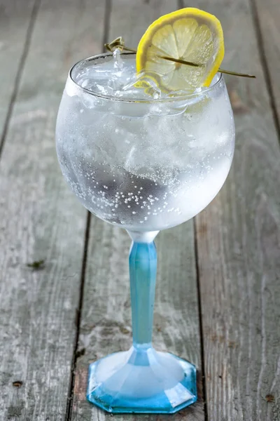 Pyszny Gin Tonikiem Drewnianym Stole Napój Alkoholowy Szklance — Zdjęcie stockowe