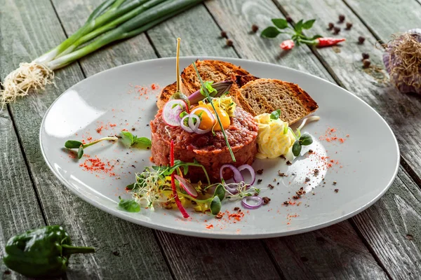 Delicious Tartare Toasted Bread Salad Plate Healthy Lunch Meal Made — Stock Photo, Image