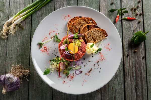 Tartar Gustos Pâine Prăjită Salată Mâncare Franceză Gourmet Din Carne — Fotografie, imagine de stoc