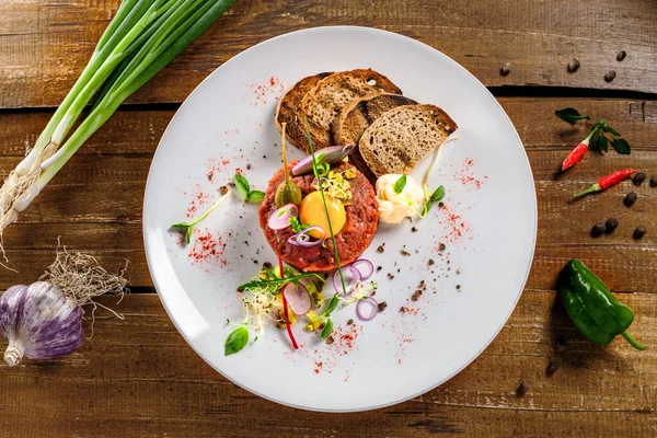 Plate Delicious Tartare Toasted Bread Salad Wooden Table Healthy Gourmet — Stock Photo, Image