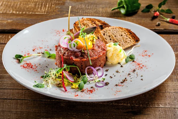 Tasty Tartare Toasted Bread Salad Gourmet French Meal Made Raw — Stock Photo, Image