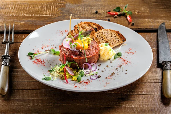 Delicious Tartare Toasted Bread Salad Plate Healthy Lunch Meal Made — Stock Photo, Image