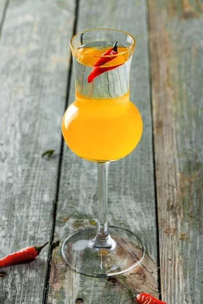 含酒精的鸡尾酒倒入了一杯混合了蜜桃酒 新鲜龙舌兰酒的短杯中 桌上美味的酒精饮料 — 图库照片