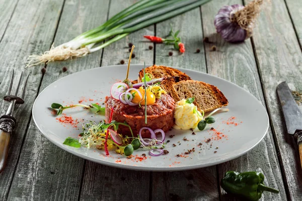 Savoureux Tartare Avec Pain Grillé Salade Repas Gastronomique Français Base — Photo