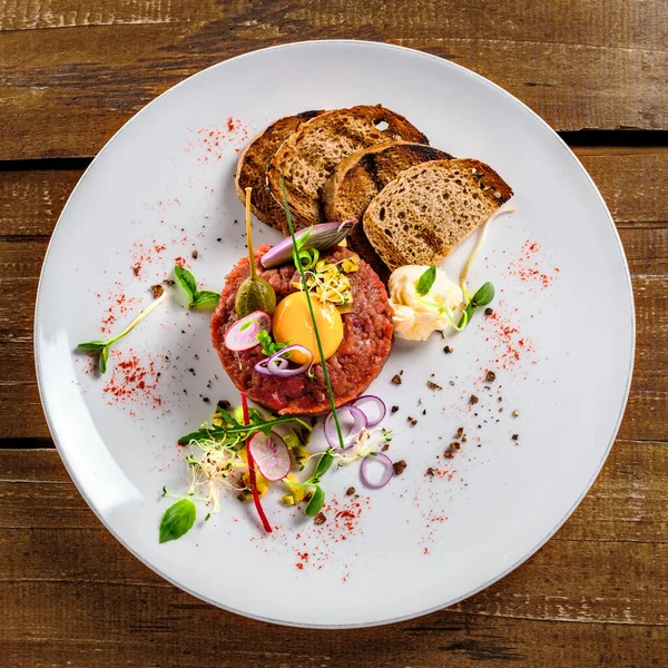 Delicious Tartare Toasted Bread Salad Plate Healthy Lunch Meal Made — Stock Photo, Image