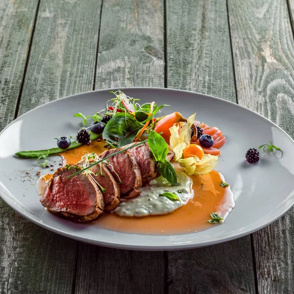 Delicious Medium Rare Meat Steak Sauce Salad Plate Healthy Food — Stock Photo, Image