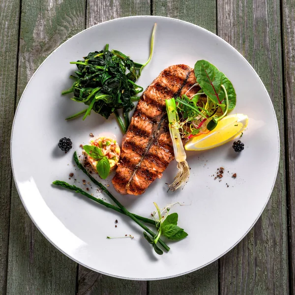 Friptură Delicioasă Somon Grătar Salată Legume Mâncare Sănătoasă Din Pește — Fotografie, imagine de stoc