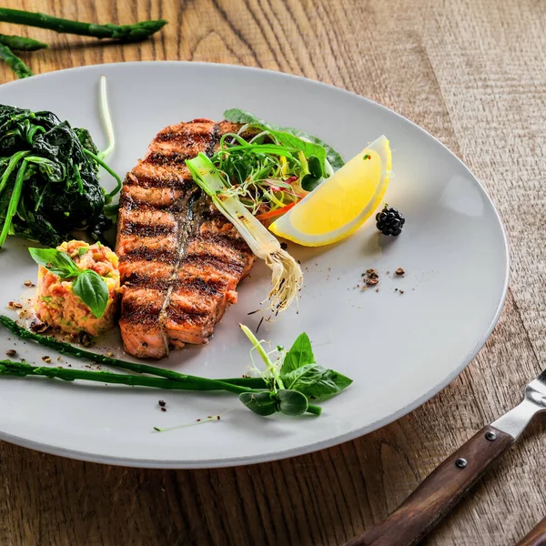 스테이크에 샐러드를 접시에 먹습니다 야채로 해산물 건강에 — 스톡 사진