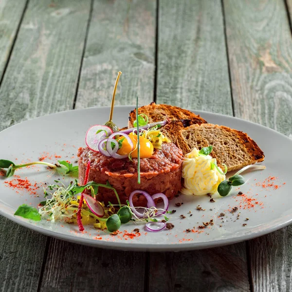 Delicious Tartare Toasted Bread Salad Plate Healthy Lunch Meal Made — Stock Photo, Image