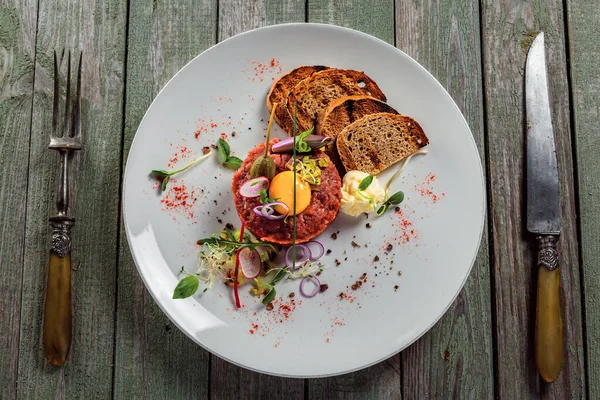Gourmet Tartare Toasted Bread Salad Plate Delicious Healthy French Cuisine — Stock Photo, Image