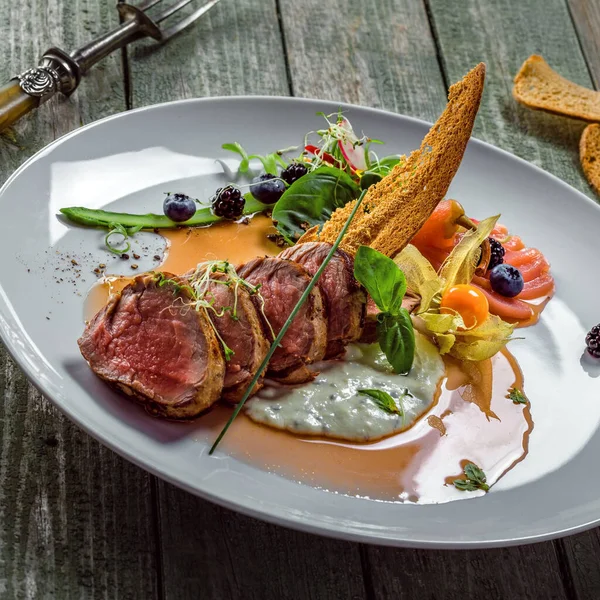 Plate Medium Rare Meat Steak Sauce Salad Wooden Table Healthy — Stock Photo, Image
