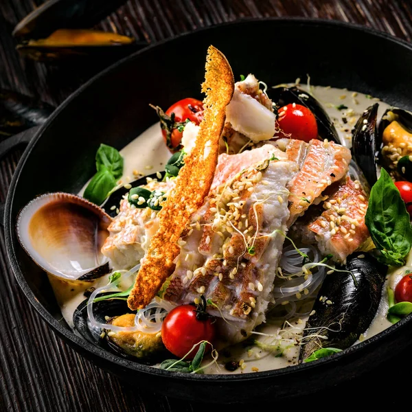 Gourmet Asian Meal Mad Seafood Sea Bass Fish Mussels Crab — Stock Photo, Image
