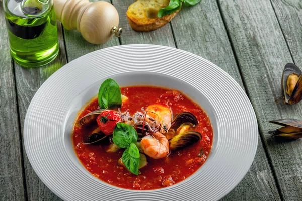 Sopa Tomate Con Mariscos Sobre Una Mesa Madera Deliciosa Comida —  Fotos de Stock