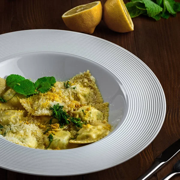 식탁에 리코타 껍질을 채웠다 이탈리아 파스타 요리를 접시에 담아서 스톡 사진