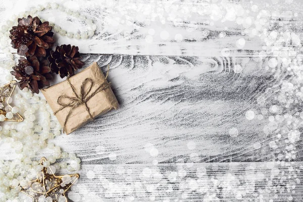 회색 나무 배경 크리스마스 선물 — 스톡 사진