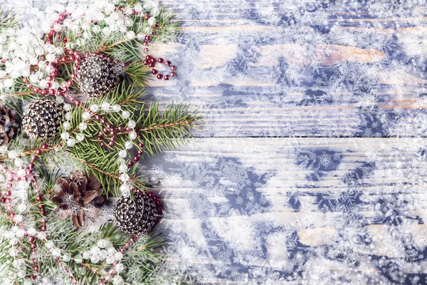 Ramo de abeto com decoração de Natal — Fotografia de Stock