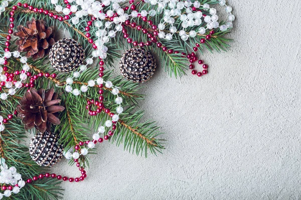 Ramo de abeto com decoração de Natal — Fotografia de Stock