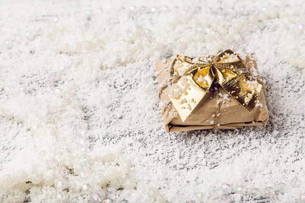 Karácsonyi ajándék a havas elmosódott háttér — Stock Fotó