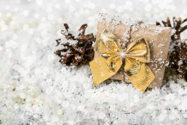 Julklapp på snöiga ljusa bakgrund — Stockfoto