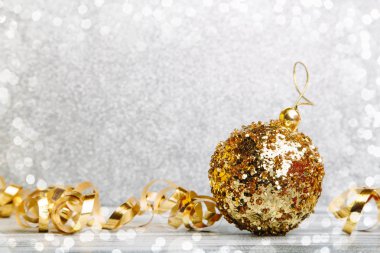 Altın şerit ile Noel altın top