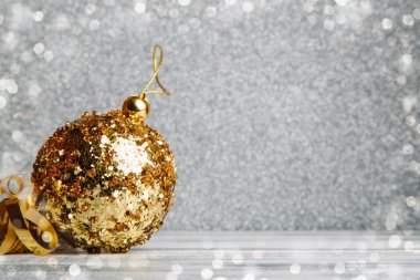 Altın şerit ile Noel altın top