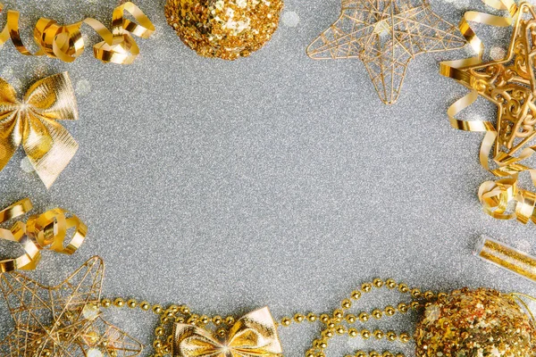 Gyllene juldekorationer på glitter bakgrund — Stockfoto