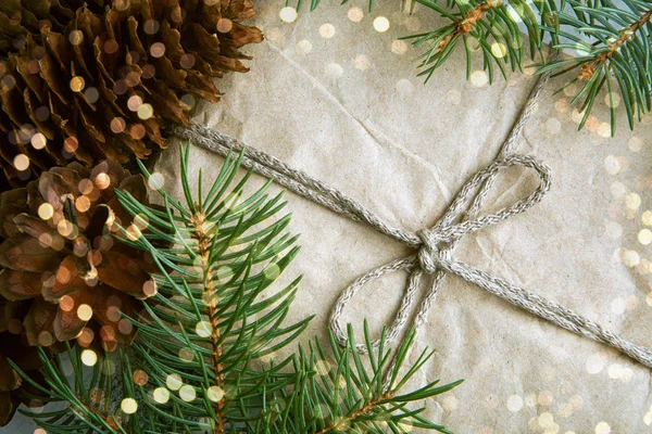 Ambachtelijke kerstcadeau met kegels en Spar takken — Stockfoto