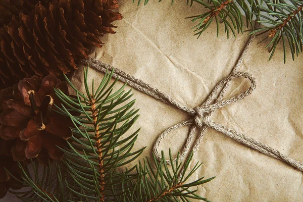 Presente vintage de Natal com cones e ramos de abeto — Fotografia de Stock