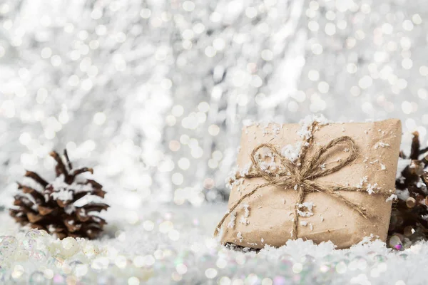 Vintage julklapp på snöiga suddig bakgrund — Stockfoto