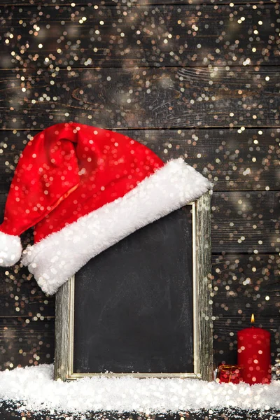 Rött Santa hatt på tavlan med snö — Stockfoto