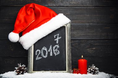 Kırmızı Santa şapka kar ile tahtaya