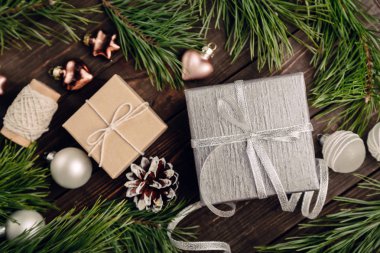 Hediyeler Noel süsleri ve yayla