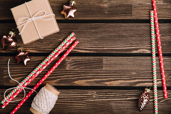 Kerstversieringen op de houten achtergrond — Stockfoto