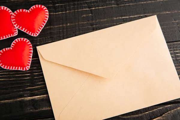 Любовное письмо на деревянном столе — стоковое фото