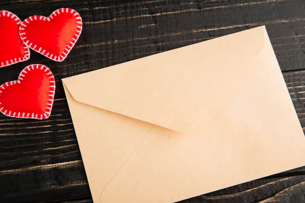 Carta de amor en la mesa de madera — Foto de Stock