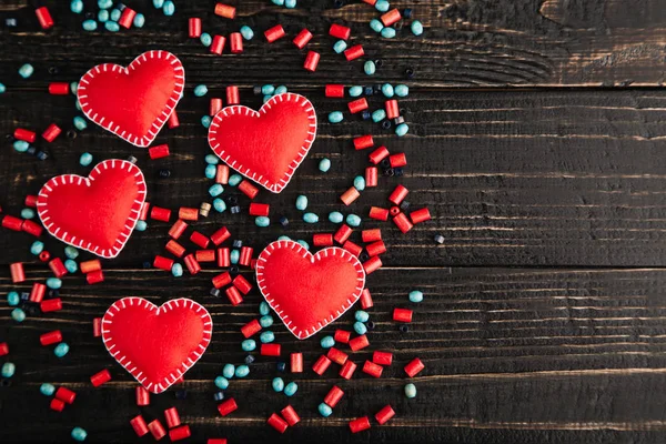 Corazones rojos de fieltro sobre la mesa — Foto de Stock