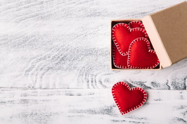 Pudełko z czerwonego filcu serca na Walentynki — Zdjęcie stockowe