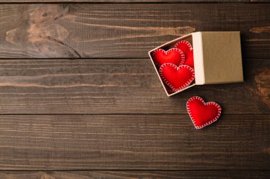 Sevgililer günü için kırmızı keçe kalp hediye kutusu